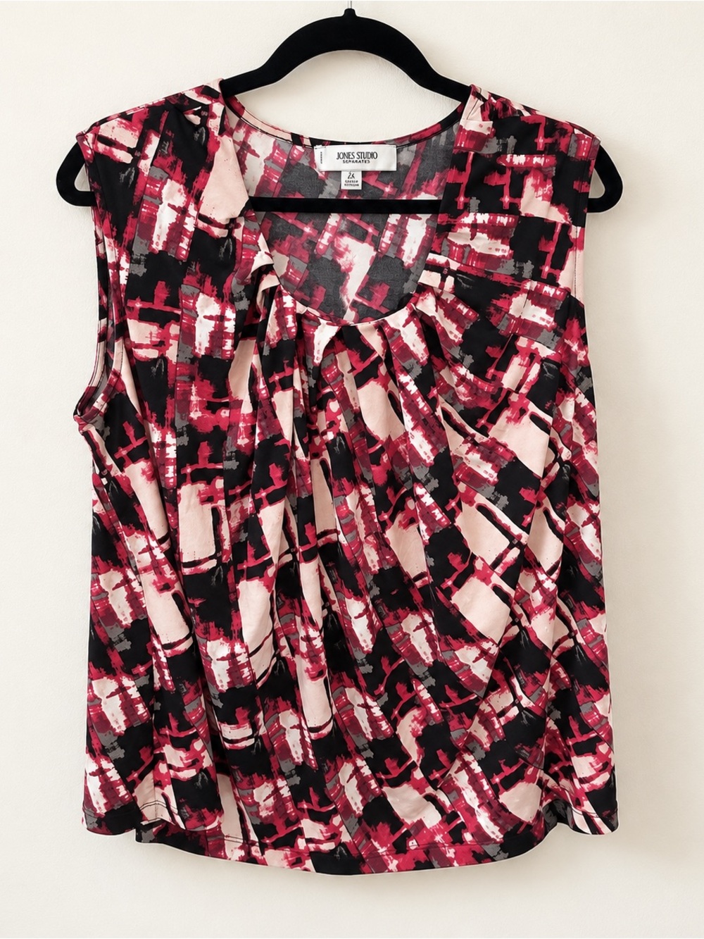 Jones Studio Black and Pink Abstract Pleated Sleeveless Top